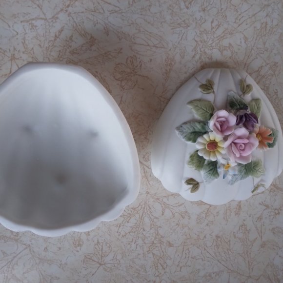 Lefton, KW3780, Hand Painted Trinket Dish with Matching Top - Picture 2 of 5